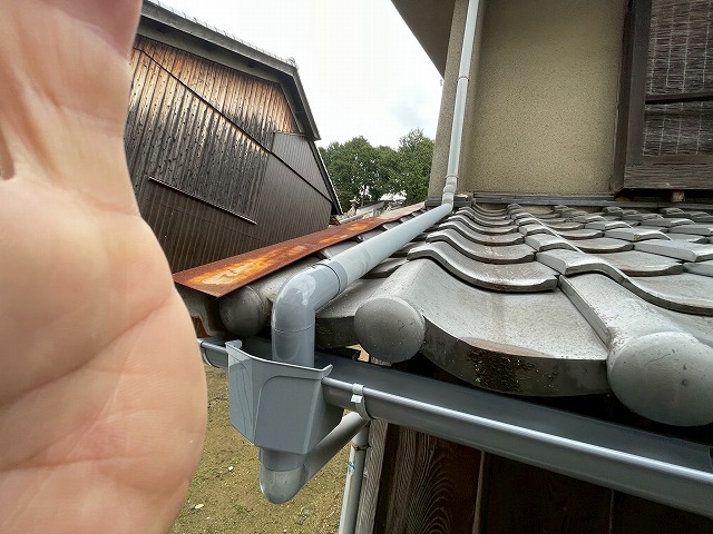 軒樋ラインに合わせて竪樋を固定し直し