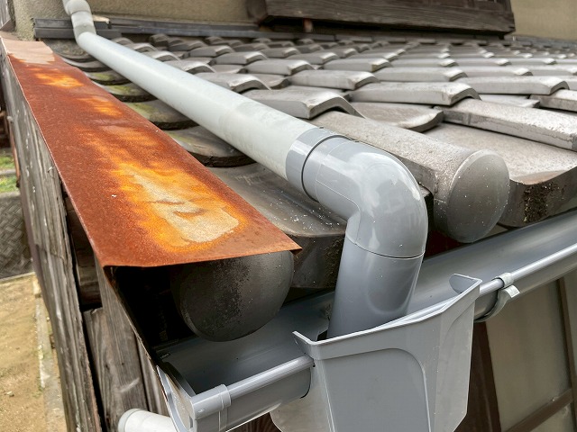 集水部と竪樋の取り合いを整え直し