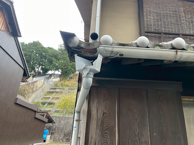 竪樋まわりの破損と集水部の変形を確認