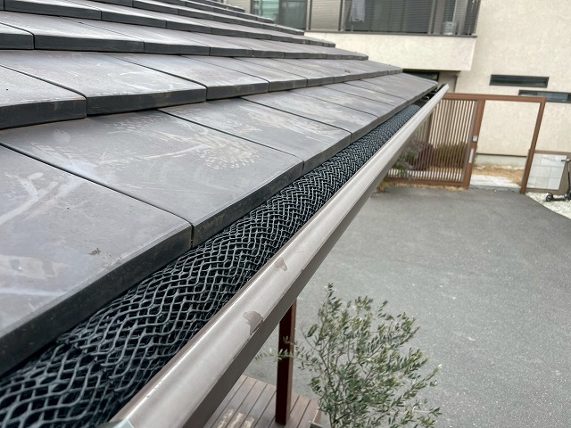 落ち葉よけネットの設置（軒先ラインに沿って敷設）