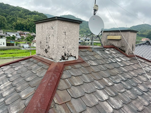 煙突外壁の剥離と屋根取り合い部の状態確認