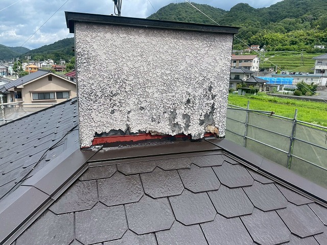 施工前の煙突外壁の剥がれを最終確認