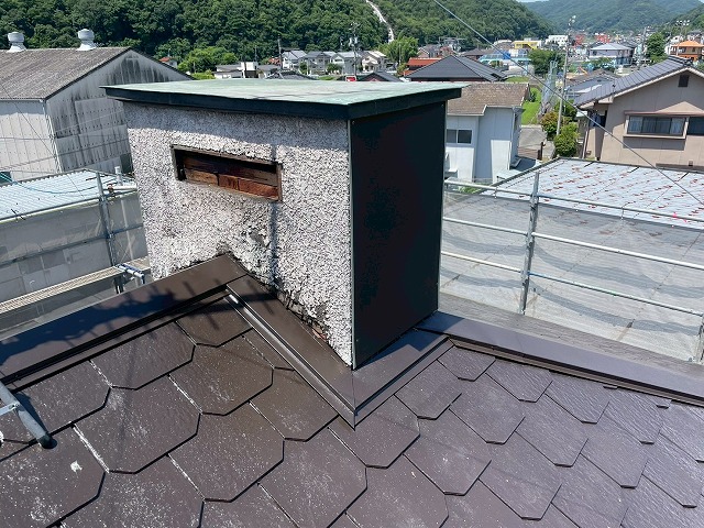 板金材で煙突外壁を新設し、面をまっすぐ整形