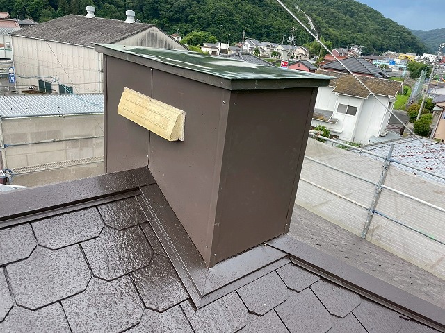 天端（上部）を含めた箱型仕上げで外壁全体を保護