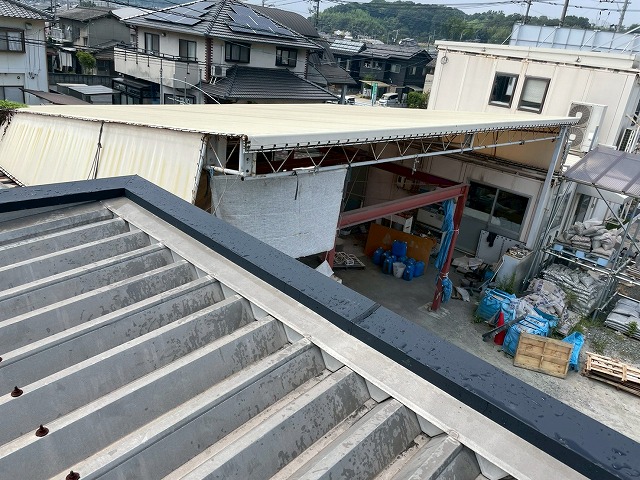 新設した笠木板金の仕上がりとラインの安定