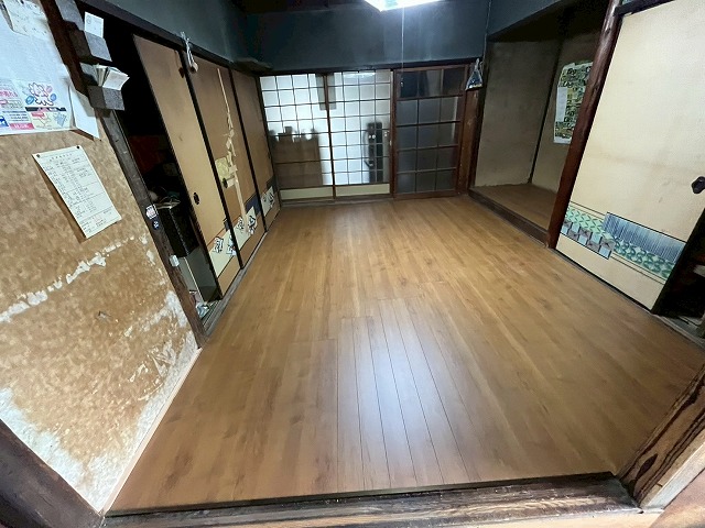 フローリング仕上げで明るく扱いやすい床へ