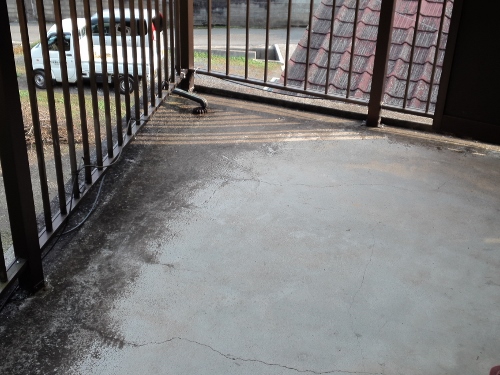 バルコニーのひび割れ