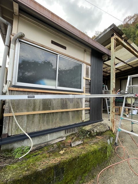 窓面側の外壁カバーと固定の工夫