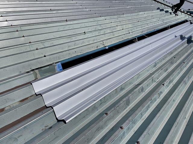 折半屋根材の据え付けと固定