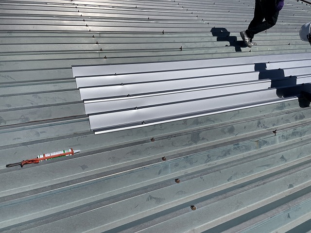 継ぎ目の重ねと雨水の流れを意識した納まり