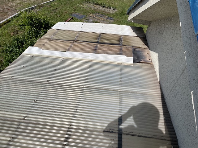 既存ポリカ屋根の劣化と波打ちの確認