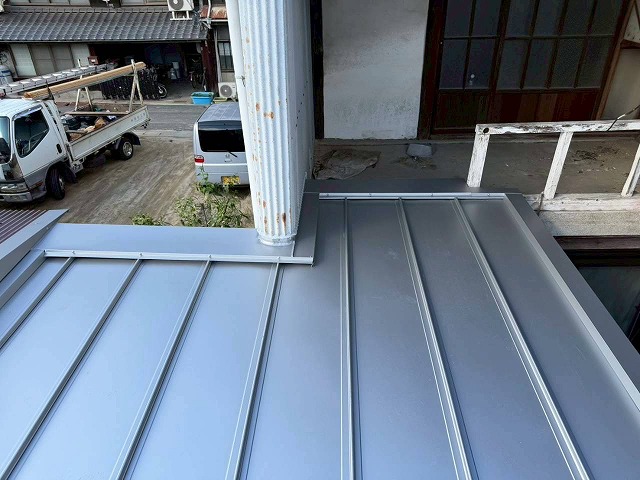 柱際まで納めた屋根