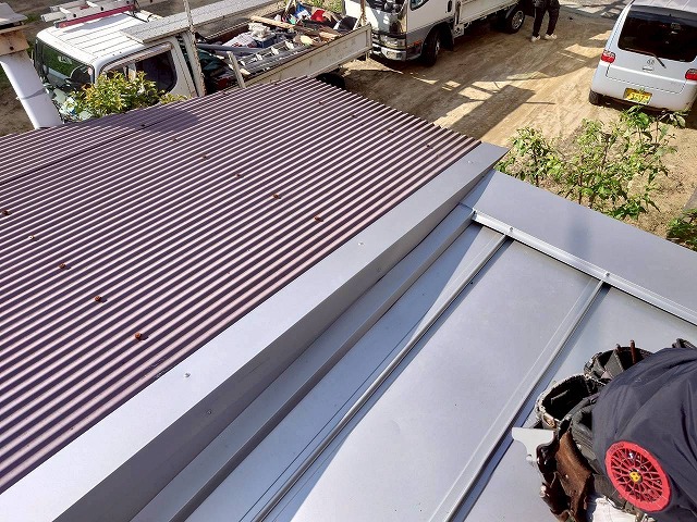 段差屋根の板金納まり