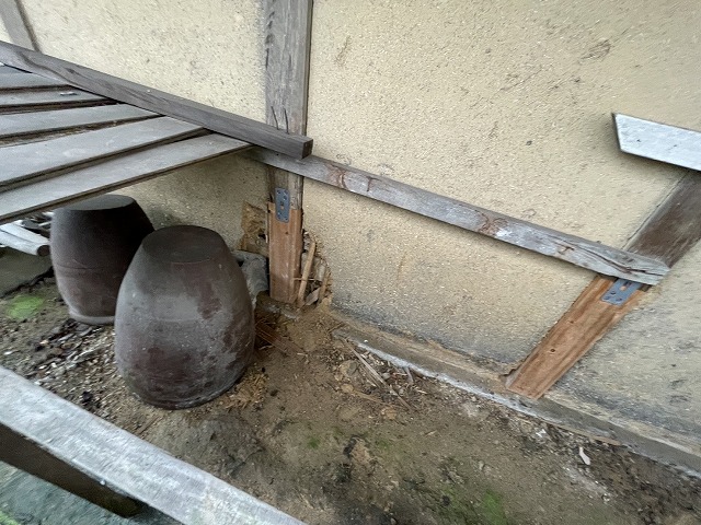 下部が欠損した土壁