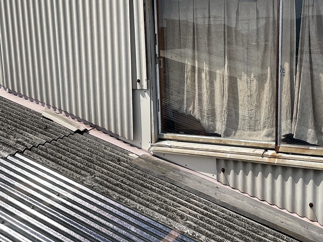 窓際の屋根取り合い部
