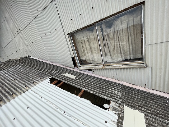 壁際の屋根開口部