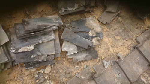 福山市にて雨漏りする瓦屋根の屋根葺き替え工事が始まりました瓦の撤去