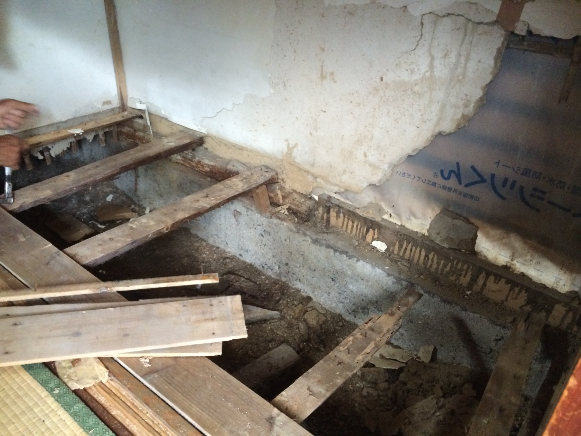 雨漏り室内床壁のダメージ