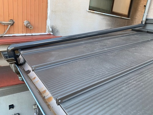 福山市でサビが広がる瓦棒屋根の屋根葺き替え工事とはずれそうな手すり撤去工事完了雨樋復旧