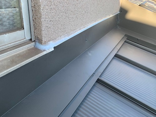 福山市でサビが広がる瓦棒屋根の屋根葺き替え工事とはずれそうな手すり撤去工事完了立ち上がりシーリング