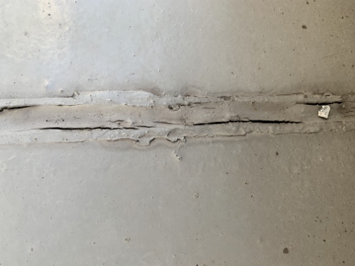 福山市の施設で無料雨漏り調査！雨漏り原因は貯水タンク周辺？屋上の目地劣化