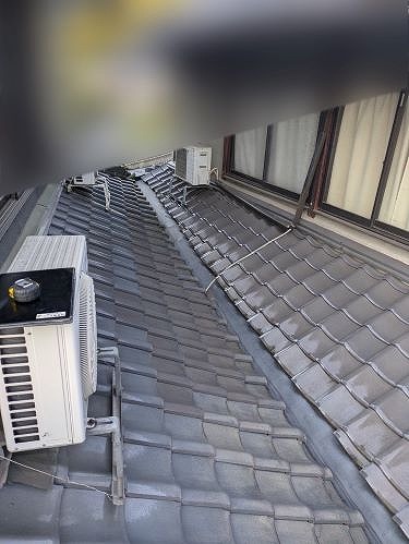 福山市の一軒家にて母屋と離れを繋ぐ陸谷板金に亀裂！雨漏り調査