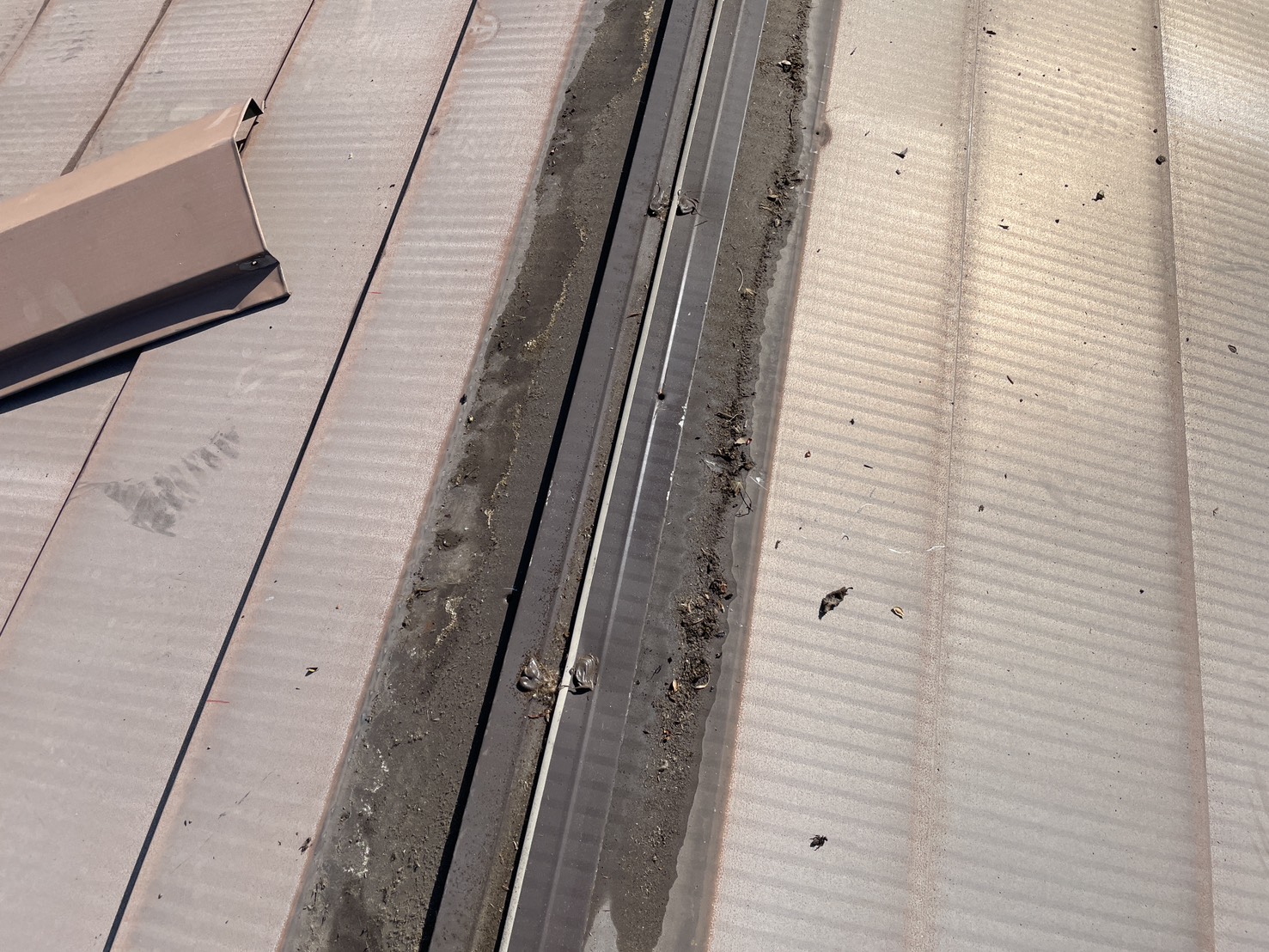 既存屋根の継ぎ目・谷状ラインの清掃と下準備