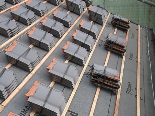 福山市の瓦屋根葺き替え工事３選！工事費用はいくらかかる？屋根工事の新しい防災瓦間配り