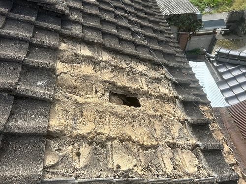 尾道市にて母屋と離れを繋ぐ陸谷の板金から雨漏り！修繕工事をしました