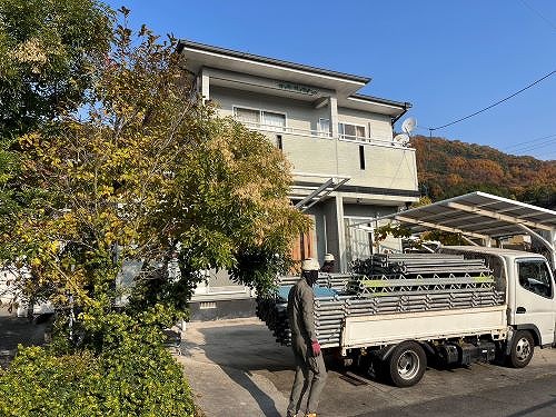 福山市の一軒家にて屋根カバー工事と外壁塗装の為、足場を設置しました