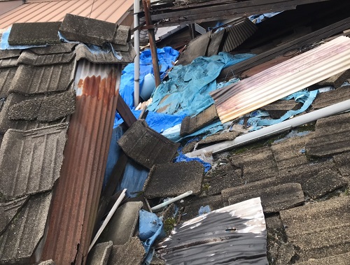福山市屋根リフォーム工事前ボロボロのセメント瓦