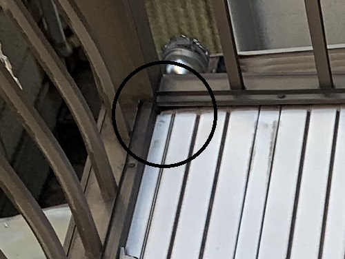 福山市のベランダ調査で床板の劣化塩ビデッキ材穴あき