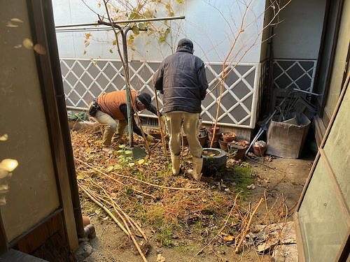 福山市にある一軒家の庭で雑草除去(草むしり)作業を行いました