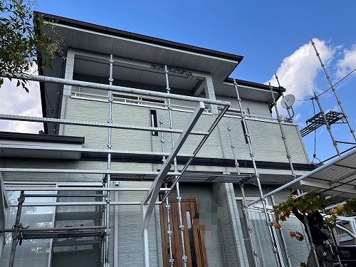 福山市の一軒家にて屋根カバー工事と外壁塗装の為、足場を設置しました