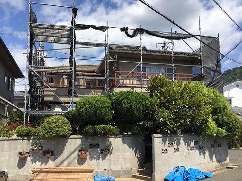 福山市の瓦屋根葺き替え工事３選！工事費用はいくらかかる？陶器瓦屋根へリフォーム足場