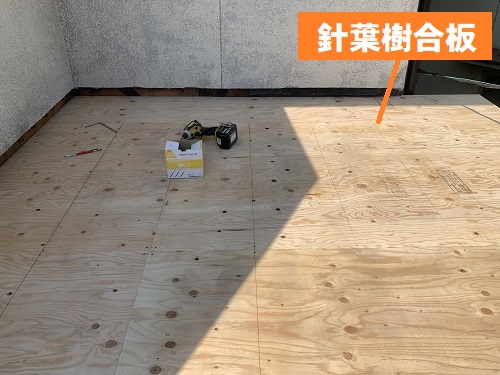 福山市の玄関庇リフォームにガルバリウム鋼板を縦ハゼ葺き嵌合式瓦葺きで工事新しい下地針葉樹合板の施工