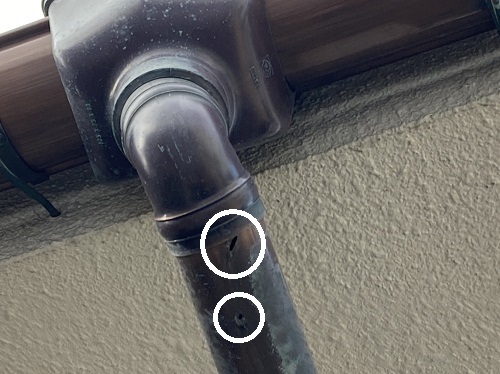 福山市にて折れて垂れ下がっている雨どいの無料調査呼び樋の穴あき