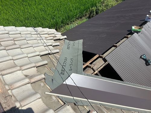 福山市にて倉庫内で雨漏りの為、板金取替や波板葺き替え工事