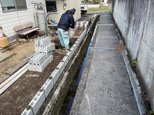 福山市にてフェンス新設工事の様子