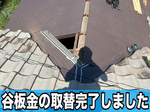 福山市にて倉庫内で雨漏りの為、板金取替や波板葺き替え工事