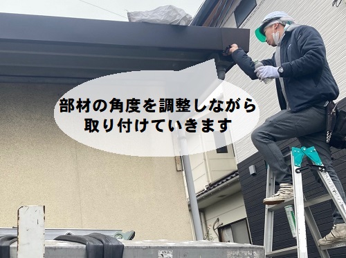 福山市で腐食し朽ちた屋根幕板をガルバリウム鋼板で板金カバー補修工事板金部材を取り付け