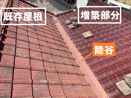 福山市で室内天井から雨が落ちてくるセメント瓦屋根の雨漏り調査切妻屋根