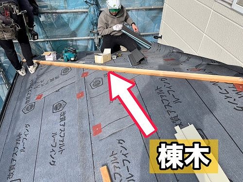 福山市の戸建の下屋根に苔が生えたカラーベスト屋根｜屋根カバー工事