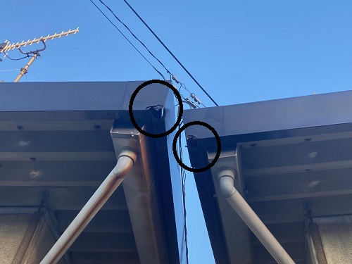 福山市で貸家の折板屋根のサビが気になる幕板(まくいた)塗装工事にて幕板角が崩れて穴があく