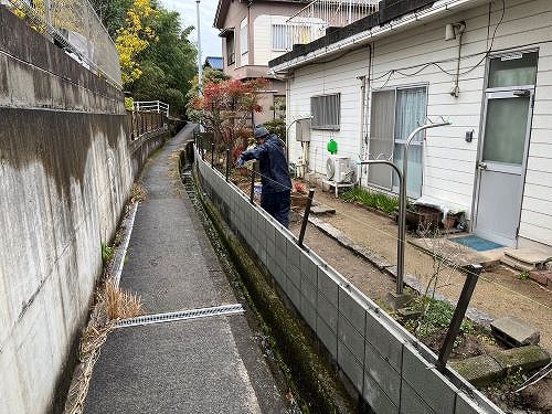 福山市にてフェンス新設工事の様子