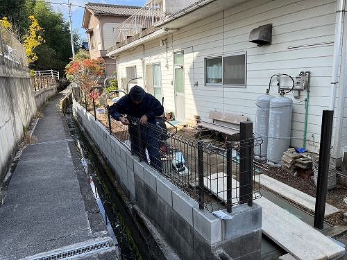 福山市にてフェンス新設工事の様子