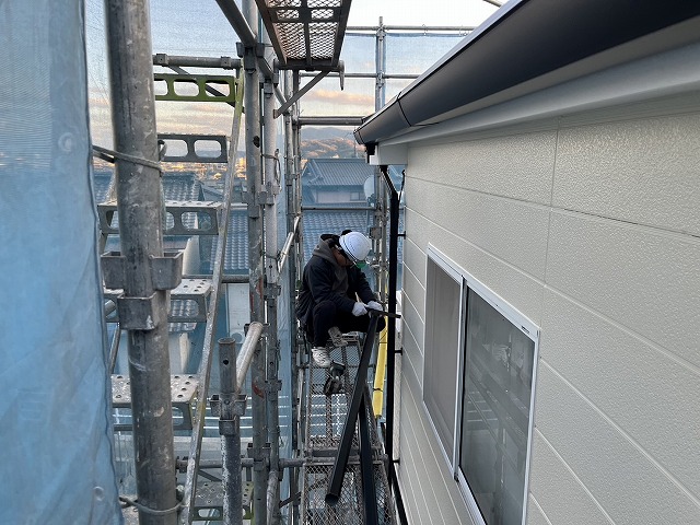 【福山市】外壁に触れると白い粉がつく｜チョーキング現象のある一軒家の外壁塗装