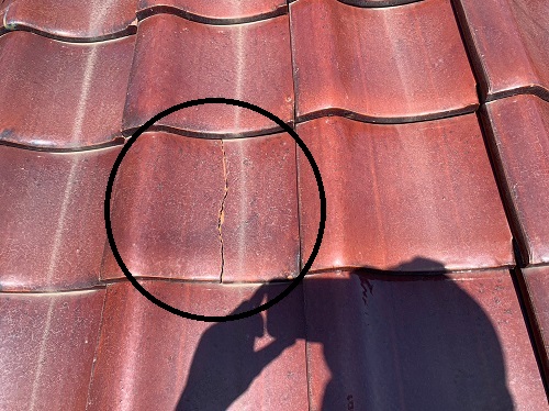 福山市で室内天井から雨が落ちてくるセメント瓦屋根の雨漏り調査増築部分の瓦の割れ