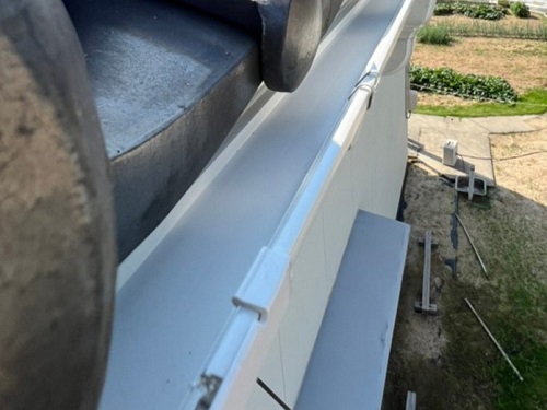 福山市雨どい架け替え工事コーナーと軒樋取り付け後