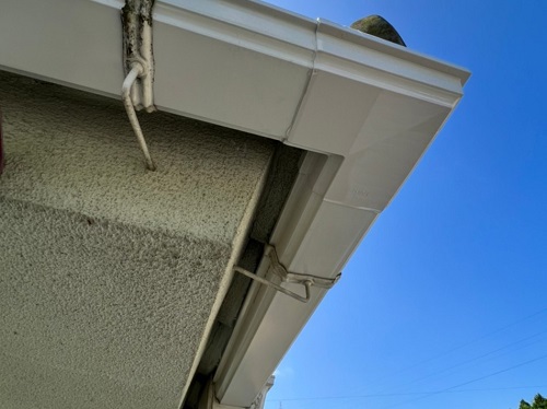 福山市雨どい架け替え工事コーナーと軒樋取り付け